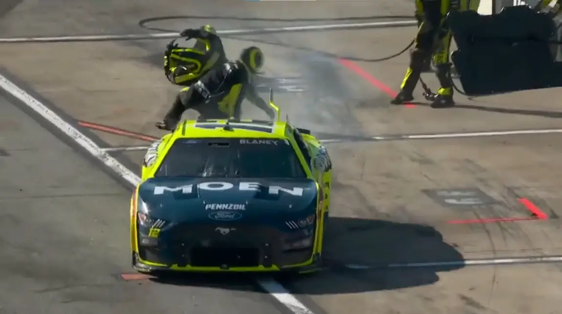 Ryan Blaney pit stop crew members falling video Richmond Toyota Owners 400 video highlight