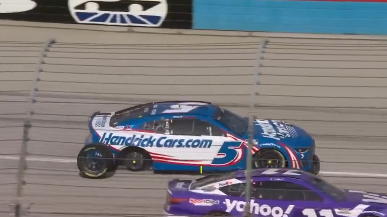Larson detatched wheel Texas 2024 while leading Video Highlight NASCAR Cup Autotrader EchoPark 400