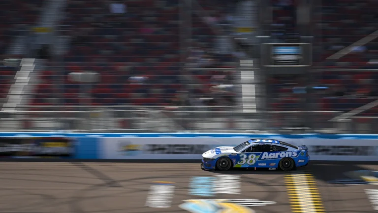 Zane Smith finishes top-10 at Phoenix Raceway for Front Row Motorsports