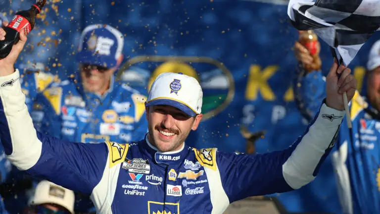 Chase Elliott took the win in a thrilling finish to the Hollywood Casino 400 at Kansas Speedway